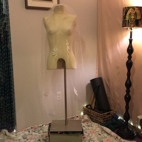 Wedding Veil with Embroidered Details - Picture 3 of 9